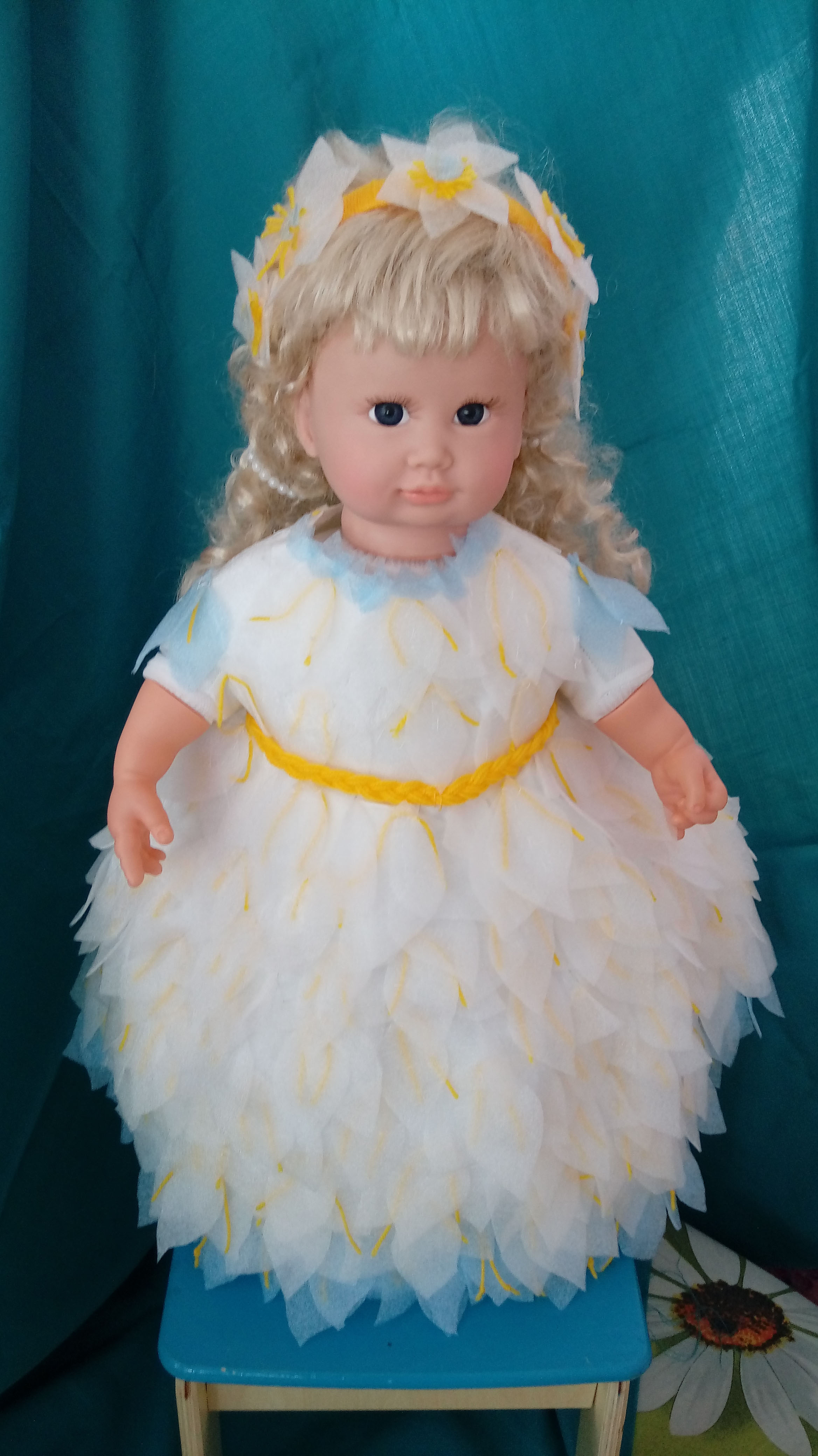 Платье для куклы из бросового материала Веснянка